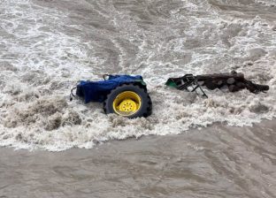 ट्र्याक्टर पल्टिँदा मैवाखोलामा २ जना बेपत्ता ट्र्याक्टर पल्टिँदा मैवाखोलामा २ जना बेपत्ता