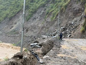 पहिरोका कारण बीपी राजमार्ग बन्द पहिरोका कारण बीपी राजमार्ग बन्द