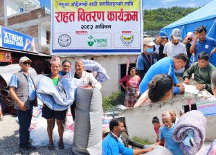 गल्छी– ६ का बाढी प्रभावित ६० परिवारलाई न्यानो कपडा वितरण
