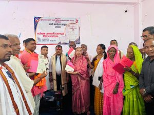 नापजाँच सकिएको ९ वर्षपछि धनुषाका १८६ स्ववासी परिवारले पाए लालपुर्जा