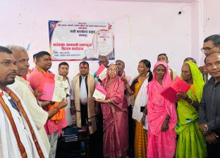 नापजाँच सकिएको ९ वर्षपछि धनुषाका १८६ स्ववासी परिवारले पाए लालपुर्जा