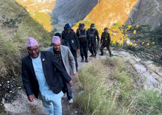 पहिरोले खप्त्याडको प्रवेशद्वार बन्द, मुख्यमन्त्रीद्वारा अनुगमन