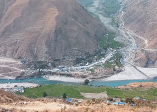 कर्णाली नदीमा सवारीसाधनलाई वारपार गर्न फेरीको साहारा (तस्बिरहरु) कर्णाली नदीमा सवारीसाधनलाई वारपार गर्न फेरीको साहारा (तस्बिरहरु)