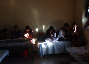मुगु जिल्लाको एक मात्र आवासीय विद्यालयमा छात्रावासको अभावमा पठनपाठनमा समस्या